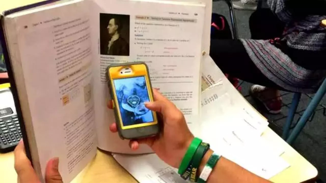 Fransa'da devrim niteliğinde karar: Ortaokullarda cep telefonu kullanımını yasakladılar