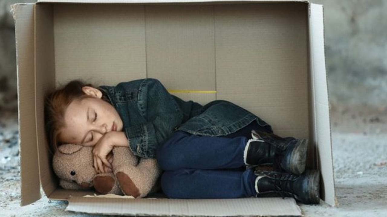 Fransa’da donan gerçek! Binlerce çocuk buz gibi sokaklarda geceyi geçiriyor!