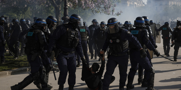 Fransa'da endişelendiren görüntü! Olaylı 1 Mayıs kutlamalarında onlarca kişiye gözaltı