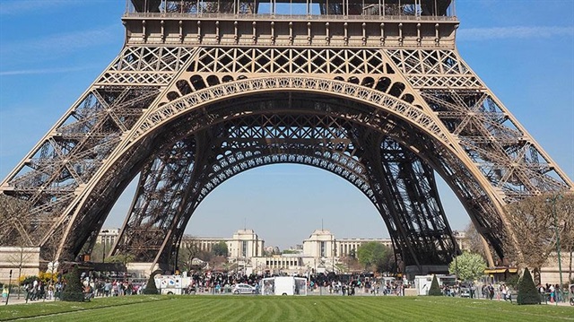 Fransa'da Eyfel Kulesi kapatıldı