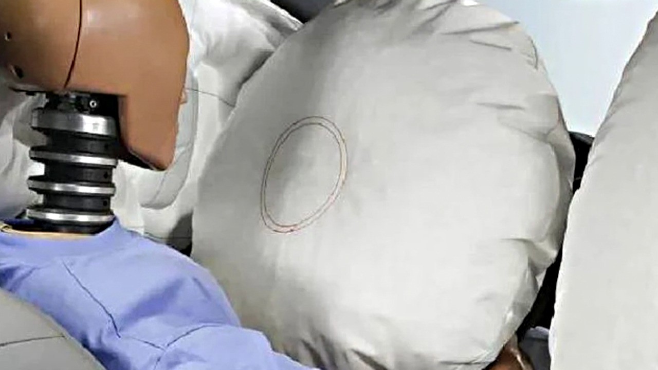 Fransa’da farklı markalara ait 800 bin aracın daha trafiğe çıkışı yasaklandı