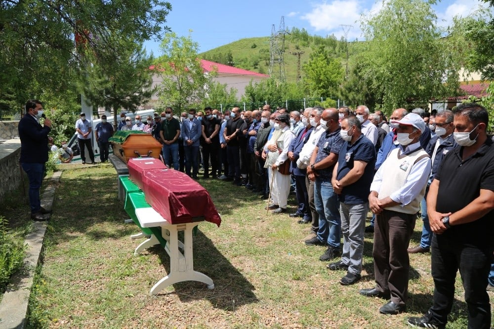 Fransa’da havuzda ölü bulunan anne ve iki çocuğu toprağa verildi 