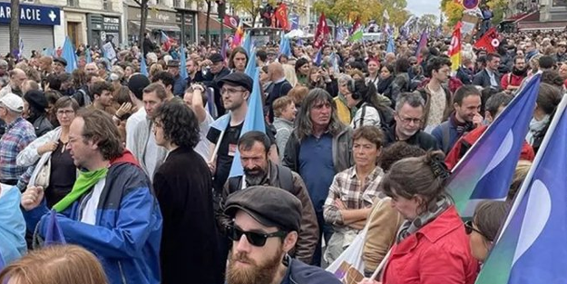 Fransa'da hayat pahalılığı krizine karşı düzenlenen yürüyüşe on binlerce kişi katıldı