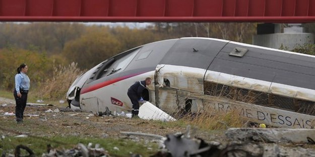 Fransa'da hızlı tren raydan çıktı! Çok sayıda ölü var