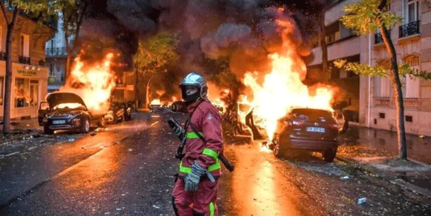 Fransa'da iç savaş! Başkanın evine saldırdılar