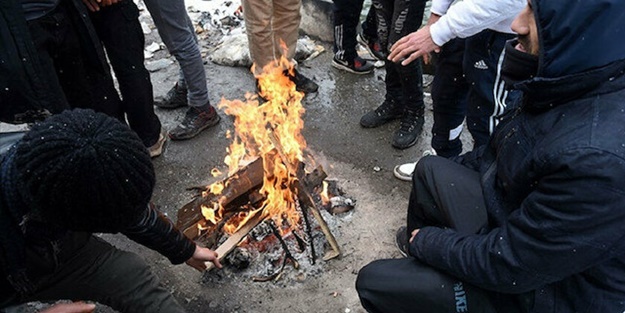 Fransa'da insanlık dramı! Isınmak için giysilerini yakıyorlar