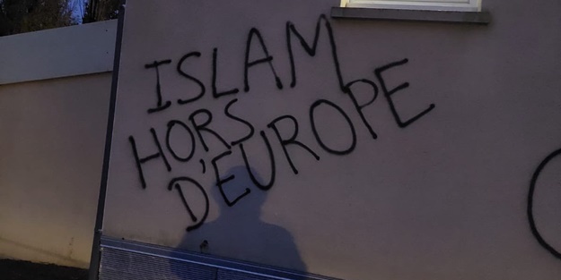 Fransa'da İslam düşmanlığı! Alçaklar cami duvarına bunu yazdılar