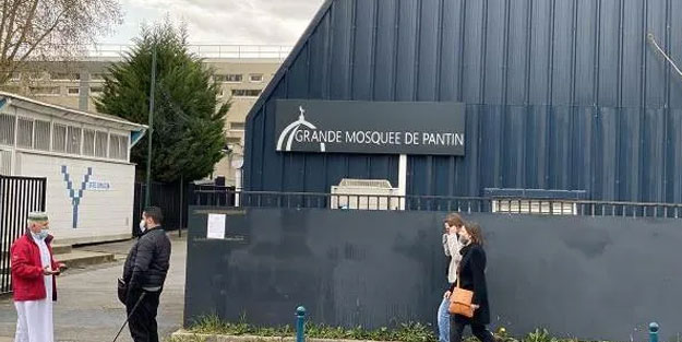 Fransa'da kapısına kilit vurulan cami yeniden açıldı