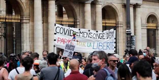 Fransa'da koronavirüs yasası çıkarıldı