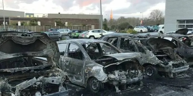 Fransa'da lüks araç bayiinde yangın