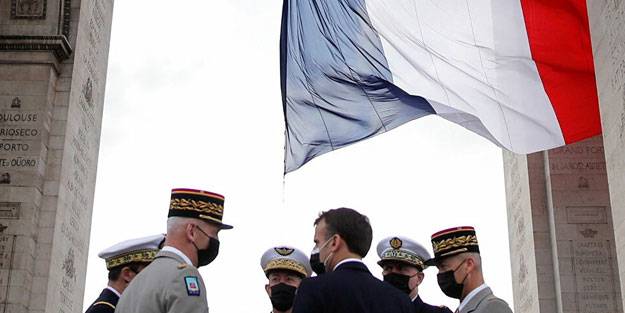 Fransa'da muhtıracı generaller hesap verecek