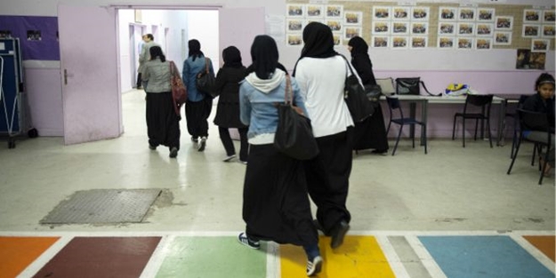 Eteği uzun diye okula alınmadı!