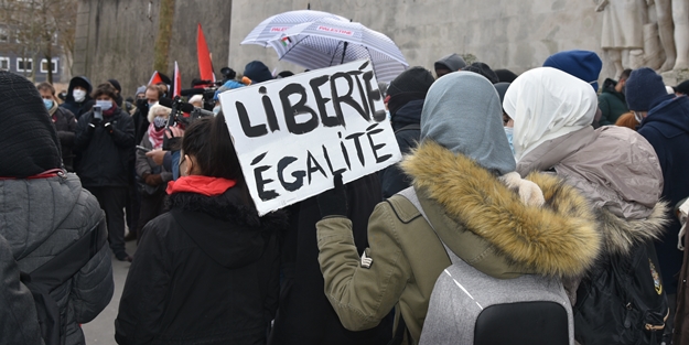Fransa'da fişlenen Müslümanlar İslam düşmanlığına karşı meydanlara indi