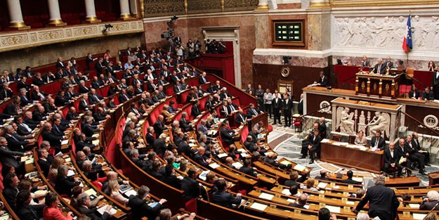 Fransa'da Müslümanları hedef alan yasa kabul edildi