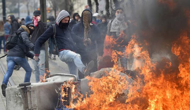 Fransa'da öğrencilerle polis çatıştı