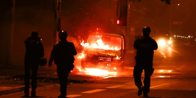 Fransa'da olaylar korkunç boyutlara ulaştı! Eylemciler el bombası kullanıyor