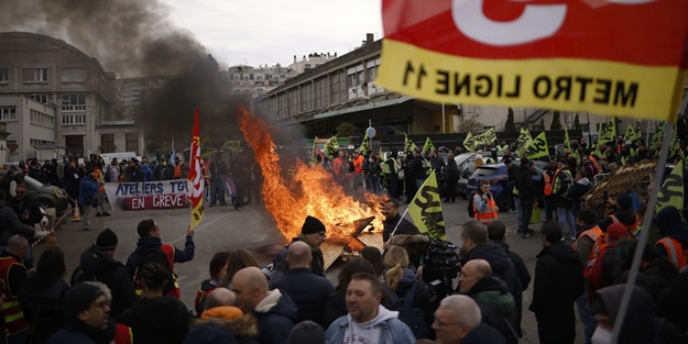 Fransa’da ortalık resmen yangın yeri: Sokaklar savaş alanına döndü