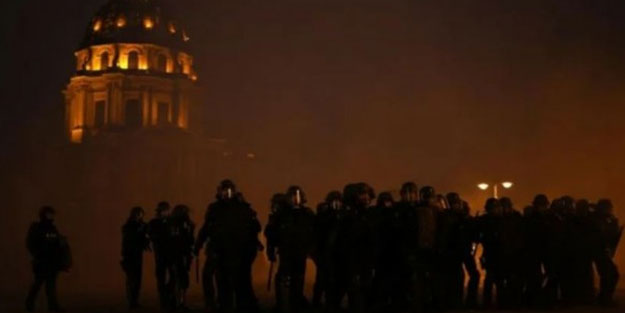 Fransa'da polis göstericilere acımadı