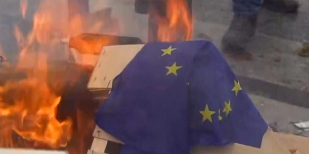 Fransa’da protestocular AB bayrağı yaktı