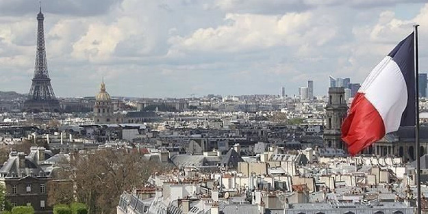 Fransa'da şaka gibi olay! 'Selamunaleyküm' diyen kadın gözaltına alındı