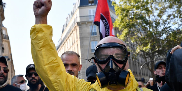 Fransa'da sarı yelekliler 'kırmızıya' dönüyor!