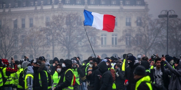 Fransa'da sarı yelekliler protestoya devam ediyor