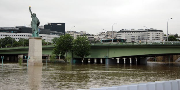 Seine Nehri de kâbusu da yükseliyor