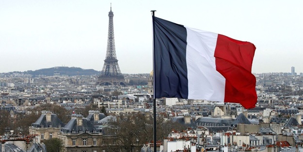 Fransa'da skandal olay! Kuran-ı Kerim'i yırtıp başörtüsünü çöpe attılar