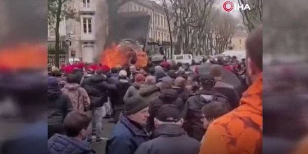 Fransa'da sokaklar karıştı! Akaryakıt zammı protestosunda ortalığı ateşe verdiler