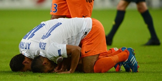 Statta ibadet eden Müslüman futbolculara ceza!