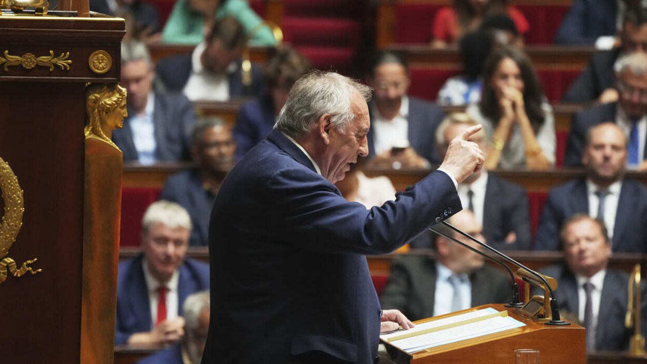 Fransa’da tarihi gece! Bayrou hükümeti güven oylamasında düştü