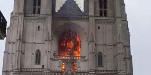 Fransa'da tarihi katedral şoku