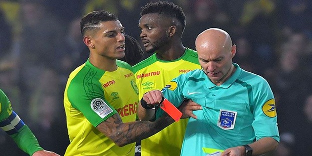 Fransa'da tekme atan hakeme 3 ay men!