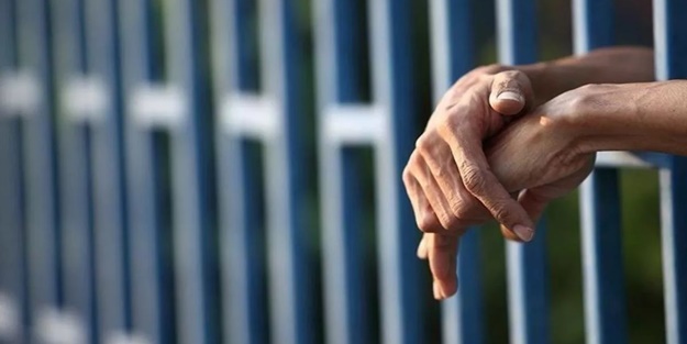 Fransa'da tutuklu sayısı zirve yaptı! Yere yatak sermeye başladılar