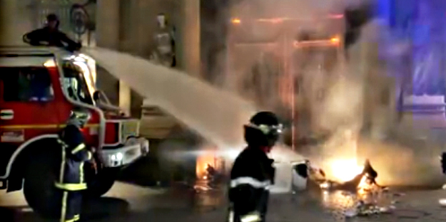 Fransa'da yine olay yine olay! Belediye binası ateşe verildi...