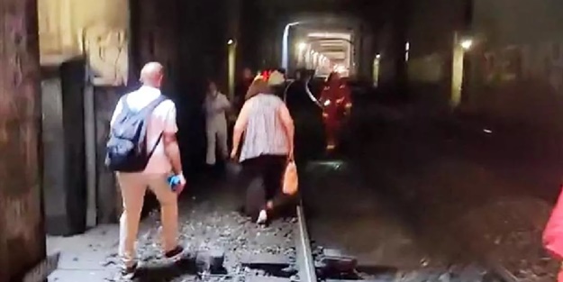 Fransa'da yolcular tünellerde mahsur kaldı