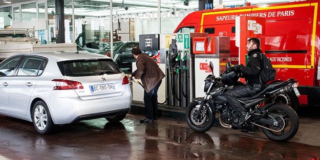 Doğalgaz ve petrol üretimini durduruyorlar