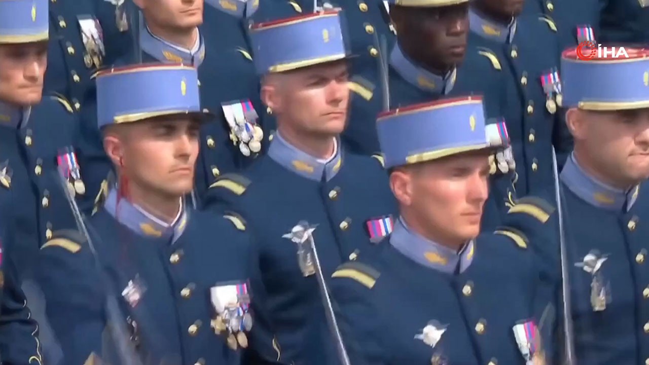 Fransa’daki geçit töreninde korkunç olay! Askeri öğrenci neye uğradığını şaşırdı