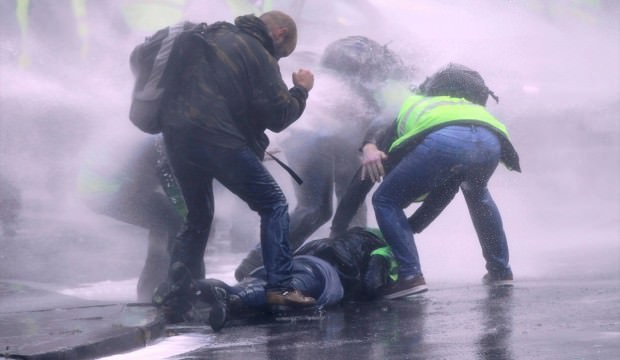 Fransa'daki protestolarda kan aktı!