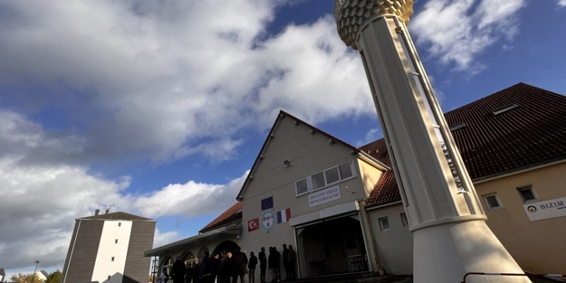 Fransa'dan İslam karşıtı ifadeler! Bir cami duvarına "İslam, Avrupa'dan çık dışarı" yazıldı!