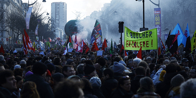 Fransa'nın başı emeklilik reformuyla belada! On binlerin indiği sokaklar karıştı