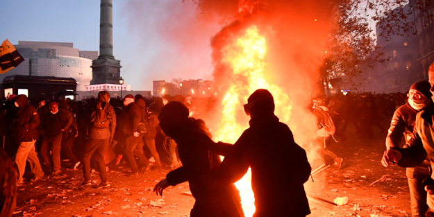 'Aşıklar şehri' Paris oldu 'yangın şehri'