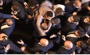 Fransa’nın İslam düşmanı cumhurbaşkanı adayına saldırı