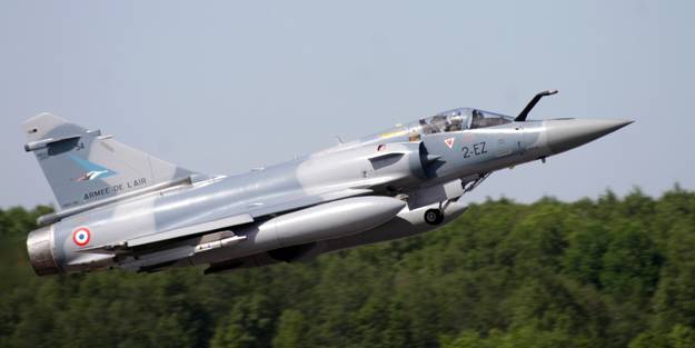 Fransa'ya ait savaş uçağı düştü!