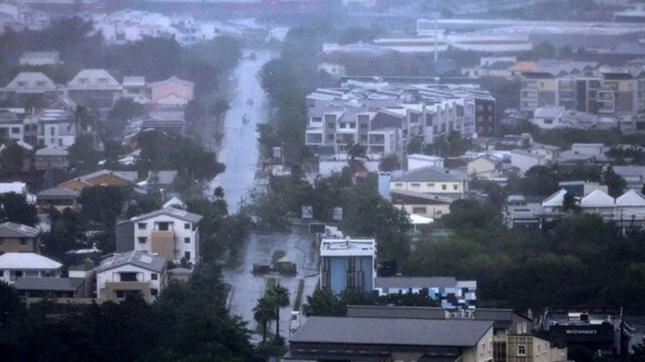 Fransa'yı kasırga vurdu: Ölüler var