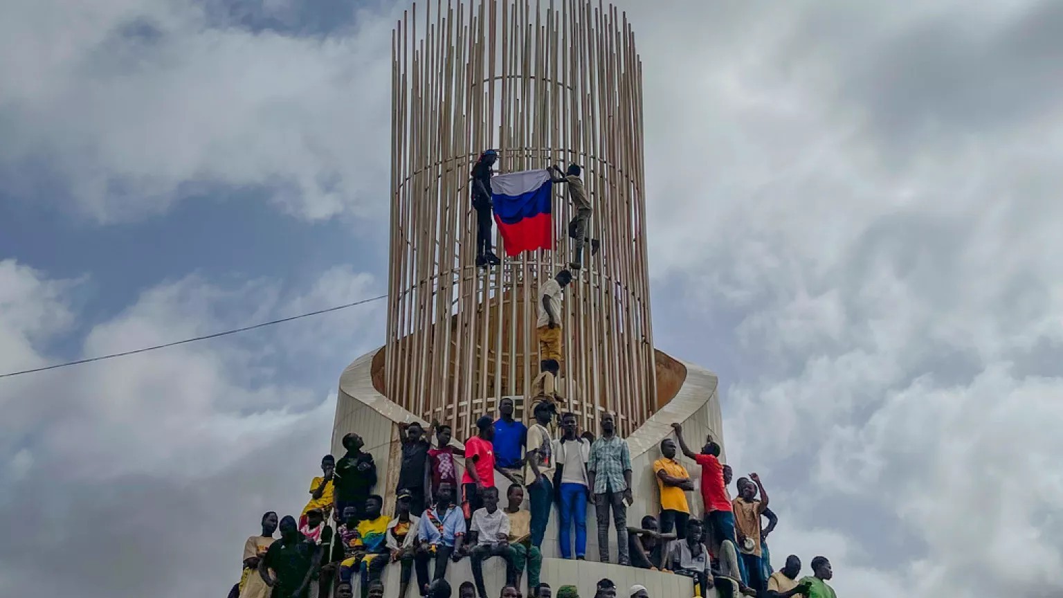 Fransa’yı kovan Afrika ülkesi Rusya ile anlaştı