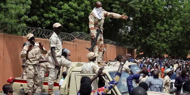 Fransız askeri üssünün etrafını çevirdiler! Tetikte bekliyorlar