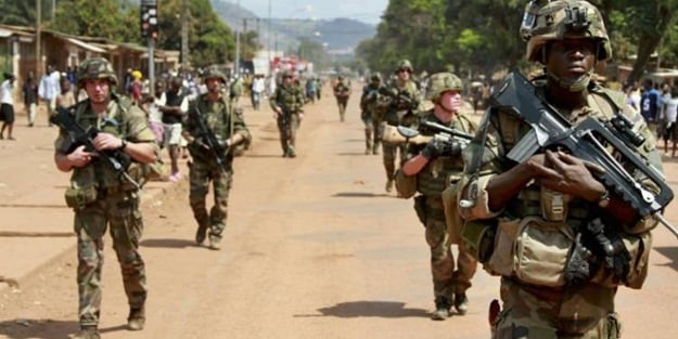 Fransız askerleri çekiliyor