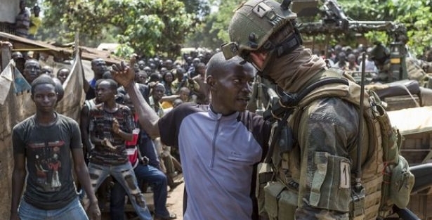 Tacizci askerler Afrika'dan gidiyor