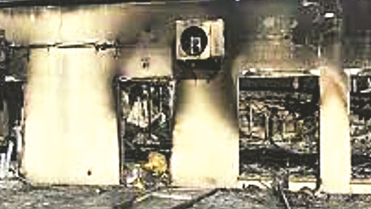 Fransız ırkçıların kundakladığı cami, yeniden yükselecek